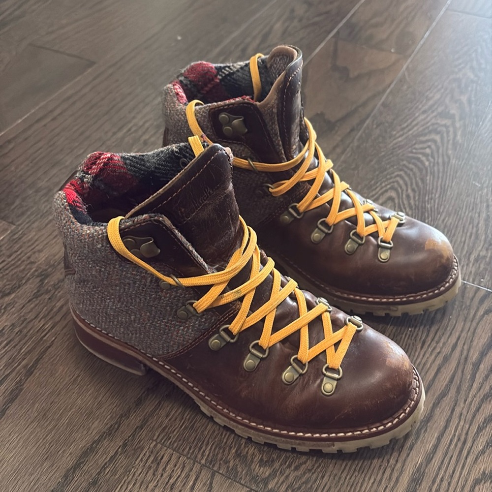 Woolrich Brand Brown leather boots with wool lining